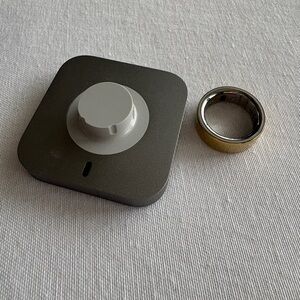 Oura Ring Gen4 - Gold, Size 8, with charging dock